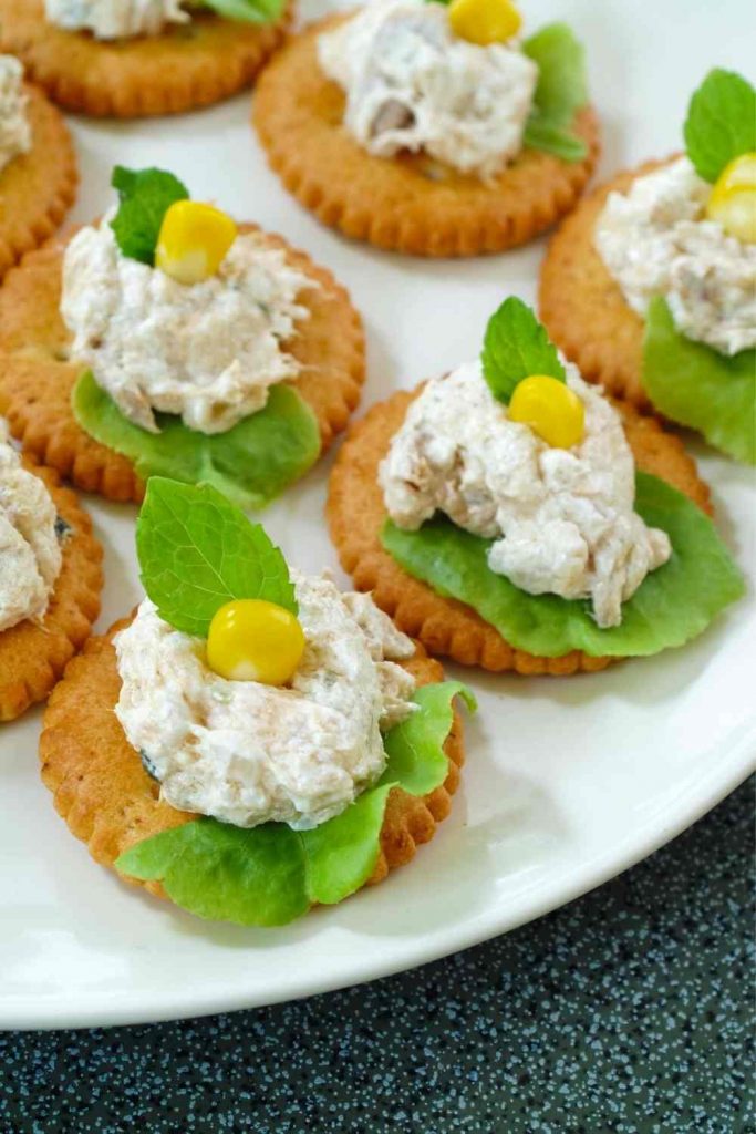 Tuna and crackers - High Protein Snacks