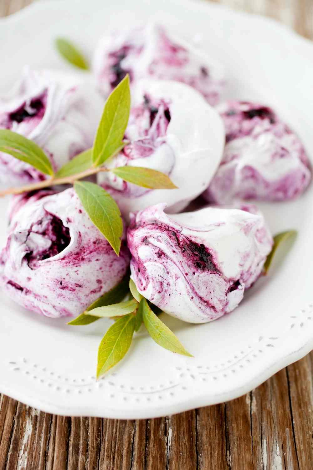 Swirled meringue with blueberry sauce