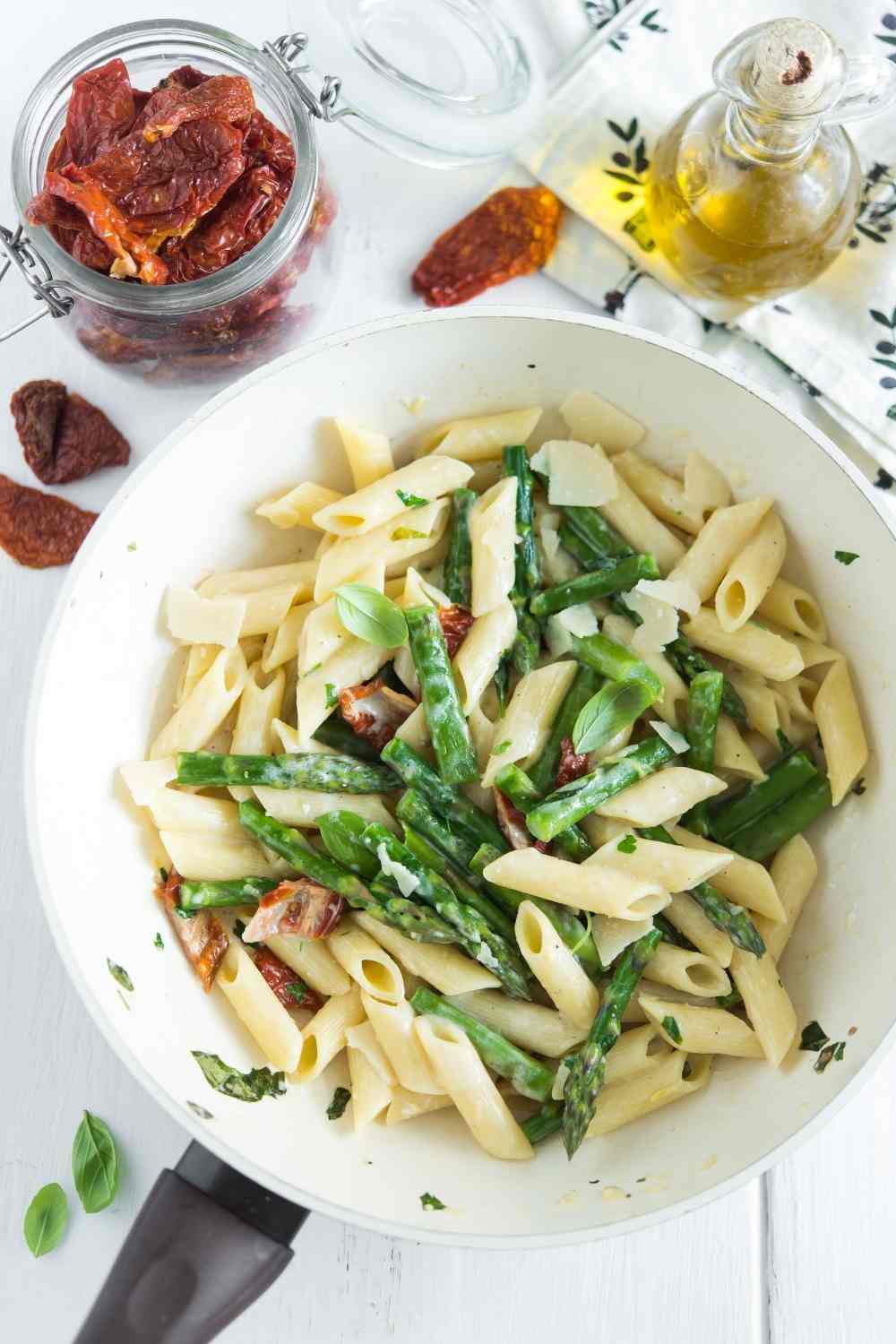 Lemony asparagus pasta