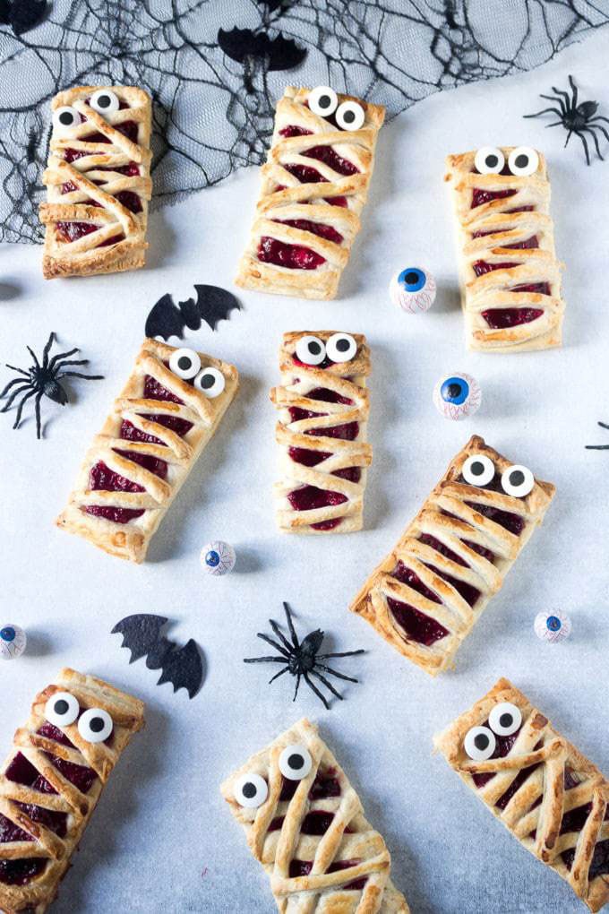 Easy Raspberry Halloween Mummy Pies