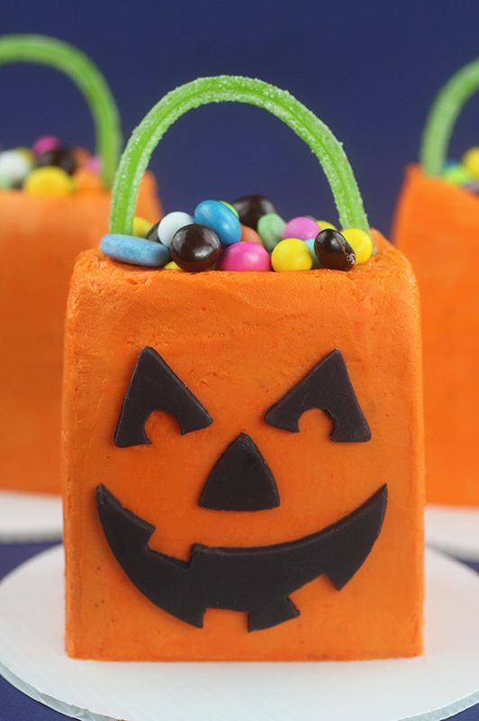 Trick or Treat Mini Cakes